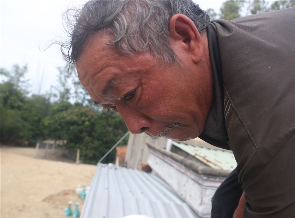 Ông Tịch dù đã ở tuổi 67 nhưng vẫn phải leo lên mái nhà để chằng chống.