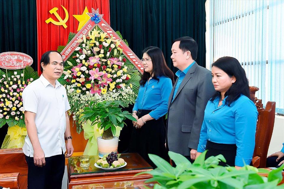 Ông Võ Ngọc Thành - Chủ tịch UBND tỉnh thăm hỏi lãnh đạo LĐLĐ tỉnh Gia Lai nhân kỷ niệm 75 năm ngày thành lập. Ảnh TA