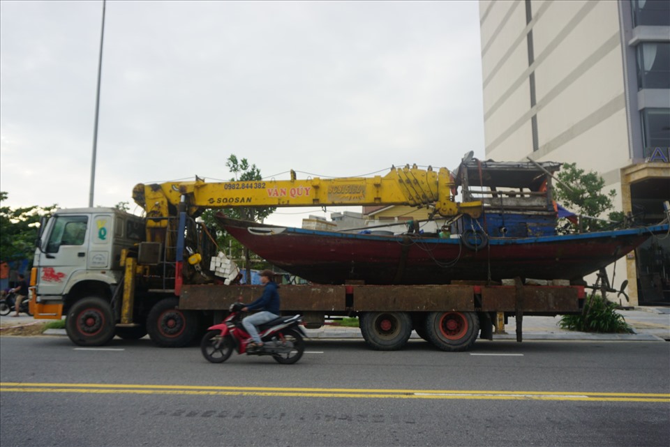 Riêng những tàu thuyền loại nhỏ được ngư dân Đà Nẵng di chuyển lên bờ, tránh va đập trong gió bão. Ảnh: Hữu Long