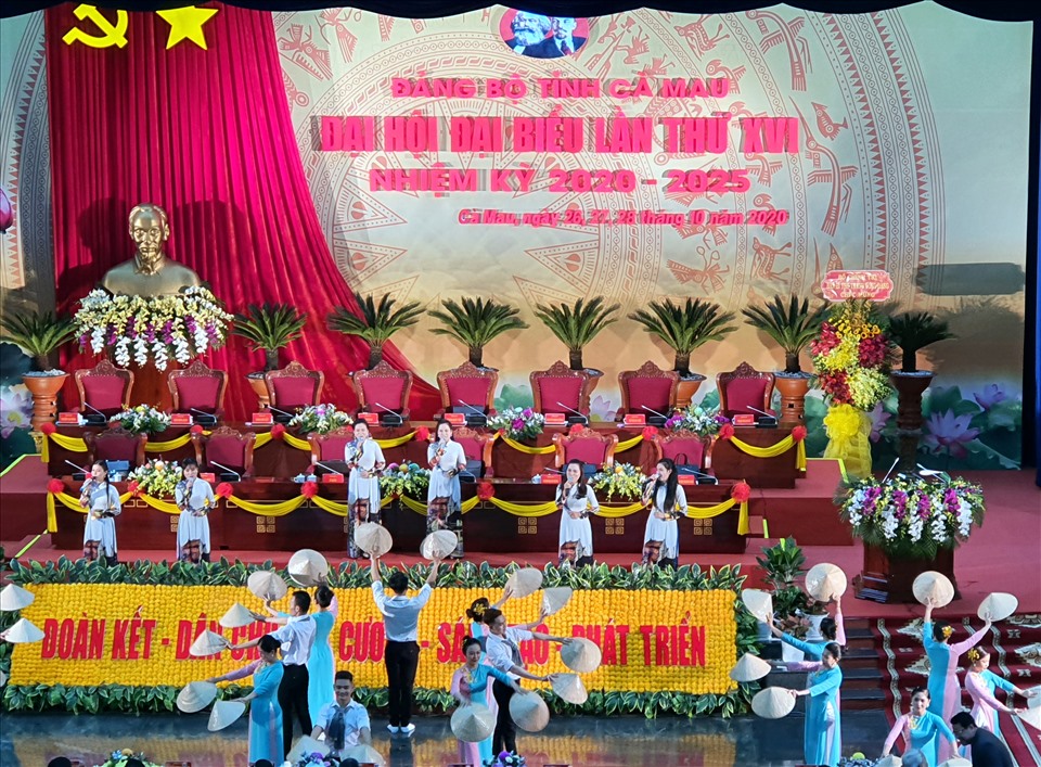 Văn nghệ chào mừng khai mạc Đại hội Đại biểu Đảng bộ tỉnh Cà Mau (ảnh Nhật Hồ)