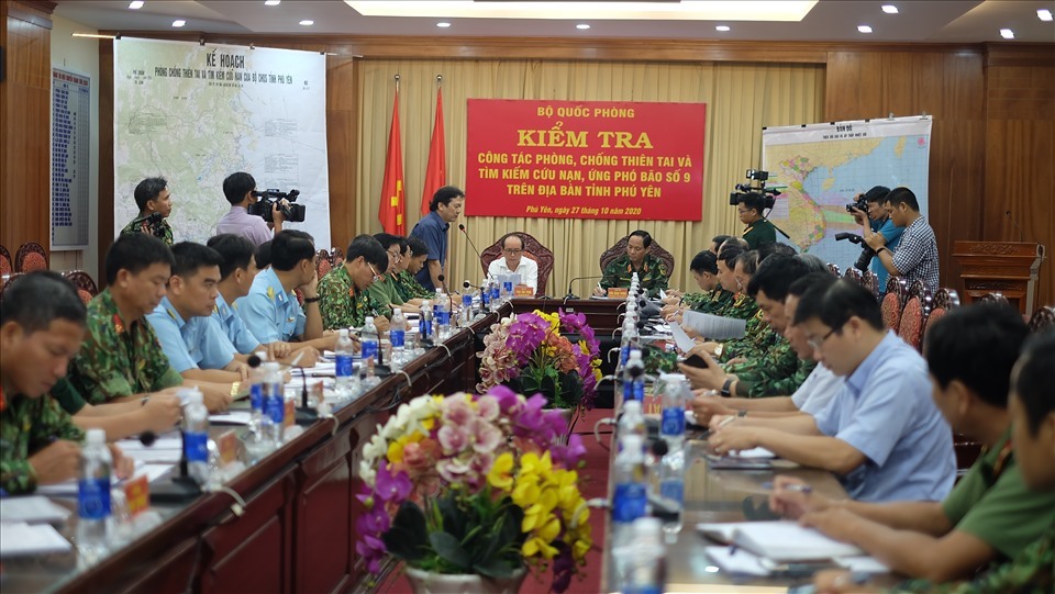 Đoàn công tác Bộ Quốc phòng làm việc tại Phú Yên về công tác ứng phó bão số 9. Ảnh: Nhiệt Băng