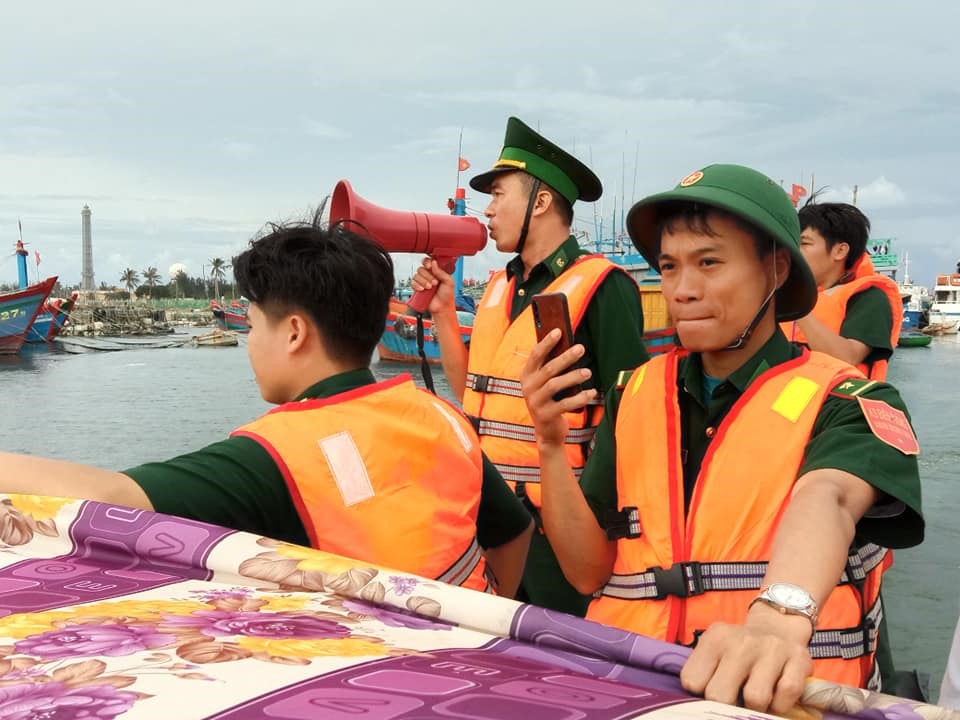 Bộ đội biên phòng Quảng Ngãi đang kêu gọi tàu thuyền vào nơi trú ẩn bão số 9. Ảnh: V.Mịnh
