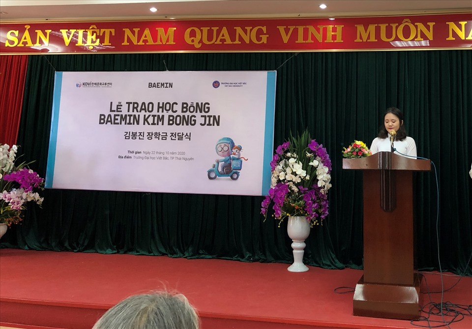 Em Đào Việt Anh, sinh viên năm 2 KHoa Tiếng Hàn Trường Đại học Việt Bắc lên đọc phát biểu cảm nghĩ