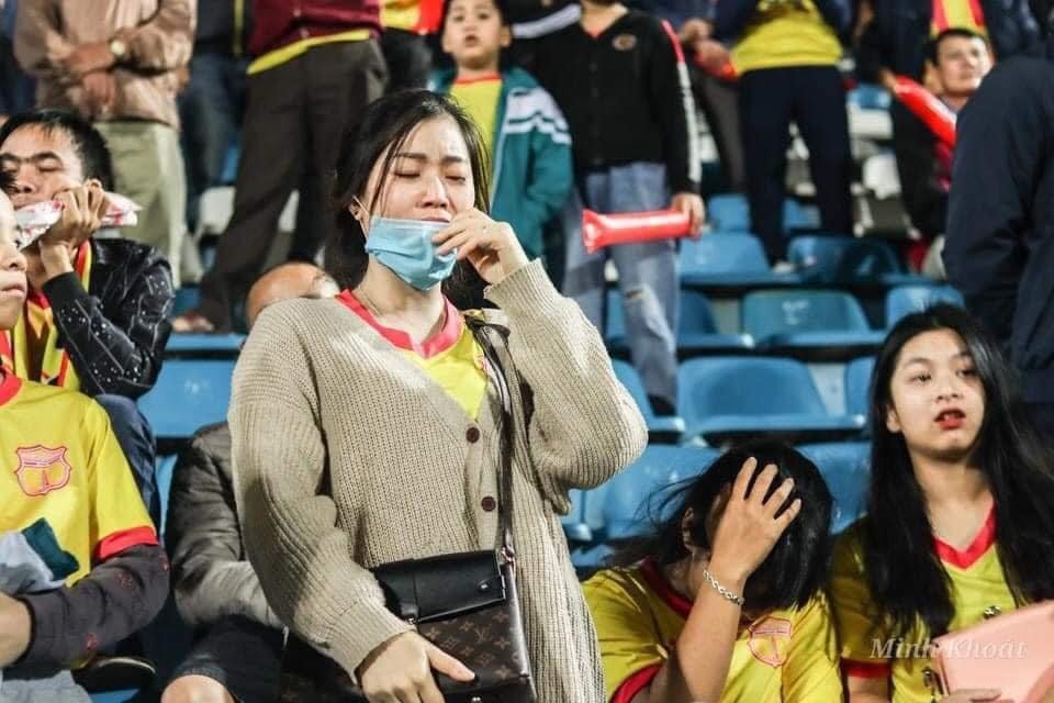 Cổ động viên bật khóc nức nở khi trận đấu Nam Định với Quảng Nam kết thúc