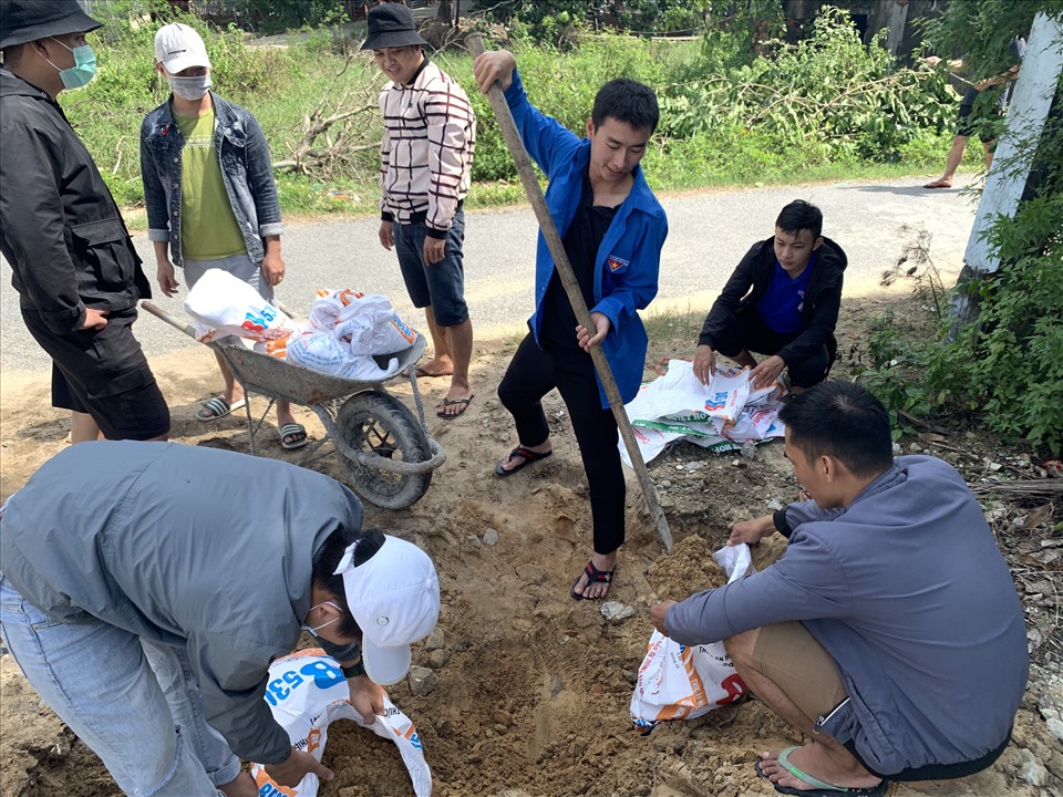 Đoàn viên phường Hoà Hải giúp dân chống bão số 9. Ảnh: Hải Minh