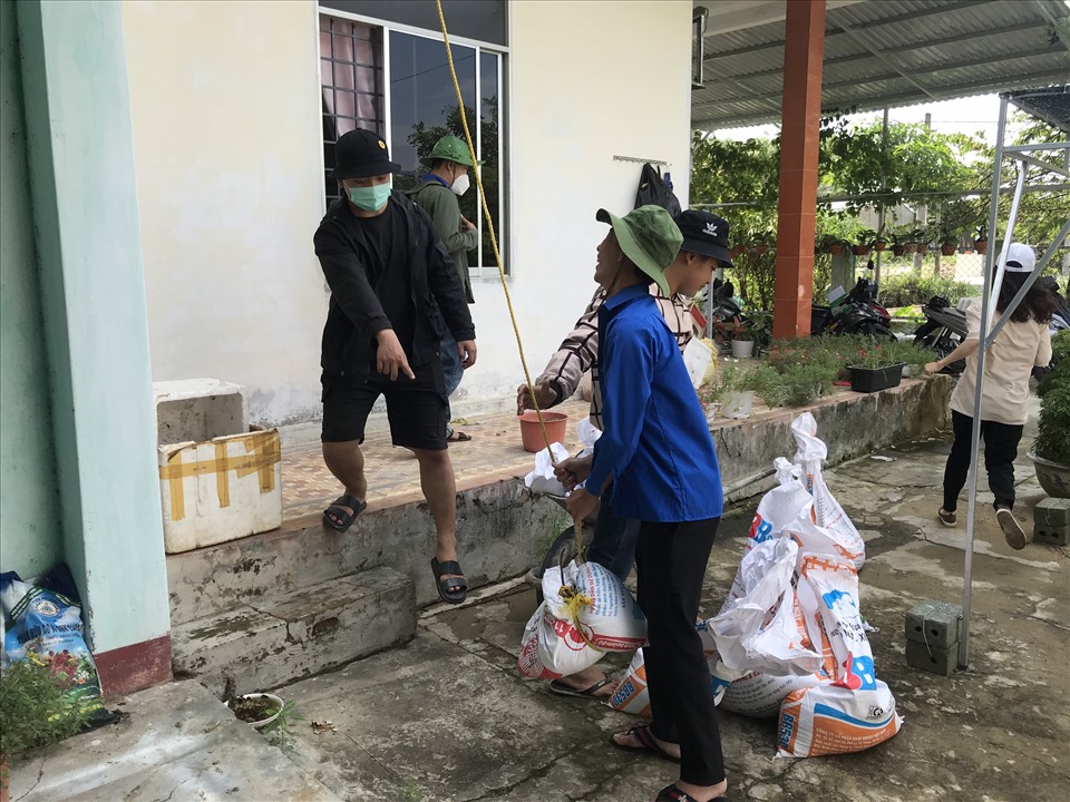 Đoàn viên thanh niên khẩn trương gia cố mái nhà giúp dân chống bão số 9. Ảnh: Mai Hương