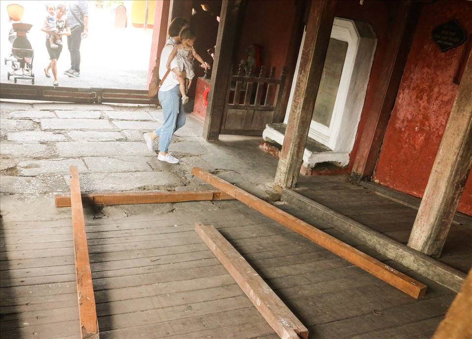 Những khung gỗ được ráp sẵn để trong quá trình làm không ảnh hưởng đến di tích Chùa Cầu.