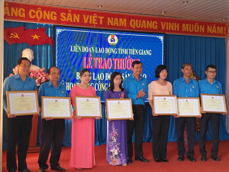 Chủ tịch LĐLĐ tỉnh Tiền Giang trao Bằng khen của Tổng LĐLĐ Việt Nam cho các cá nhân. Ảnh: k.Q