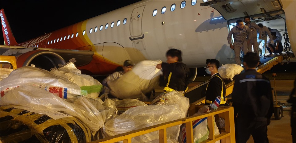 Hơn 13 tấn hàng cứu trợ đã được Vietjet chuyển đến với người dân vùng lũ Quảng Bình trong những ngày qua. Ảnh: H.Minh