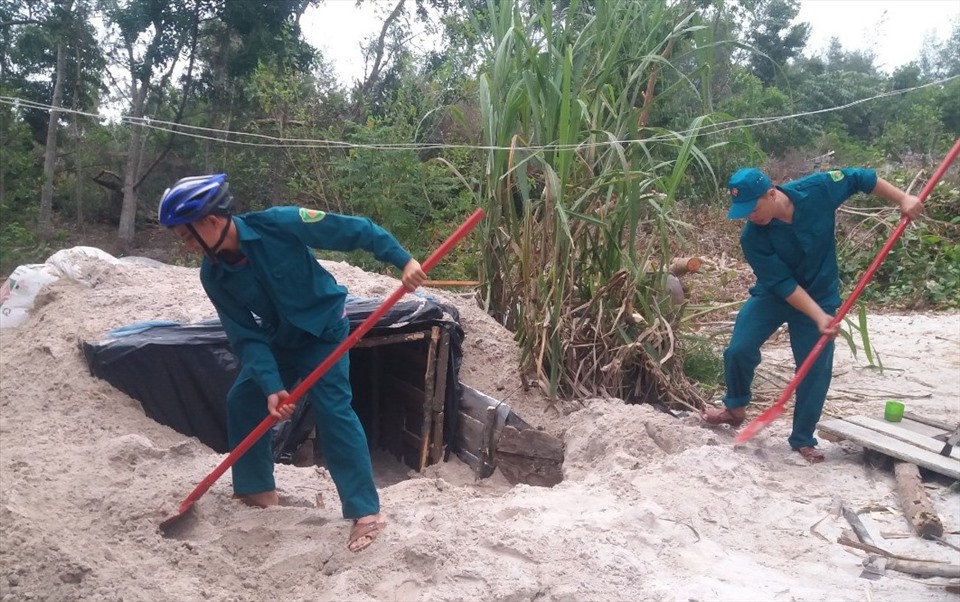 Được biết đến 16h chiều nay, tại huyện Thăng Bình đã đào được 24 hầm trú bão cho 50 hộ với 140 nhân khẩu.