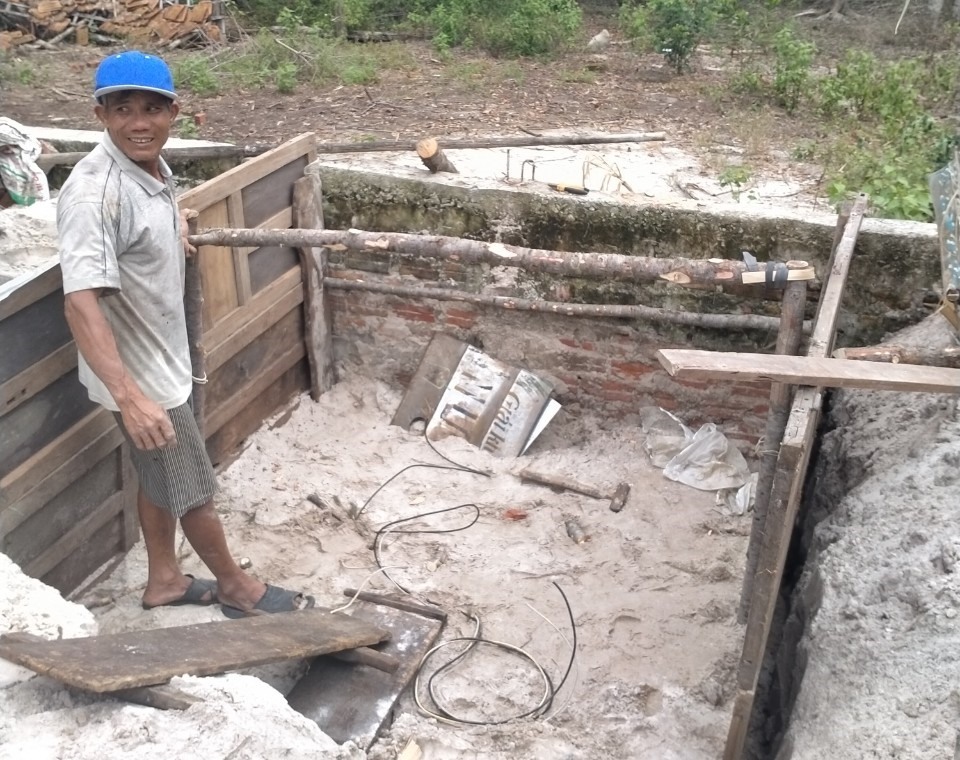Không riêng gì hộ anh Tuấn và người dân ở xã Bình Minh, tại xã Bình Sa, huyện Thăng Bình người dân cũng tiến hành đào hầm để trú bão.
