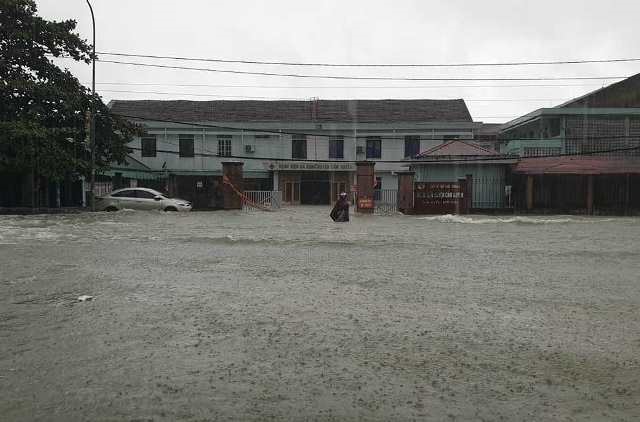 Hình ảnh ngập lụt trước sân Bệnh viện Đa khoa Cẩm Xuyên. Ảnh: HL.