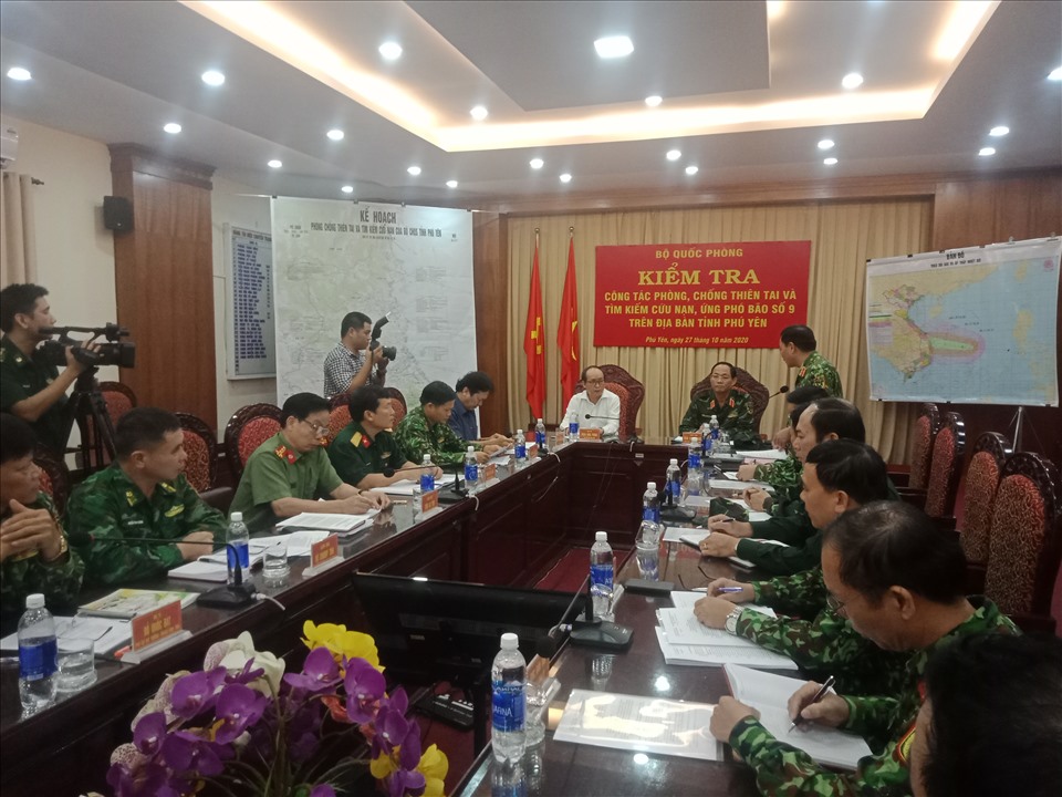 Đoàn công tác Bộ Quốc Phòng làm việc tại tỉnh Phú Yên về công tác ứng phó bão số 9. Ảnh: Nhiệt Băng