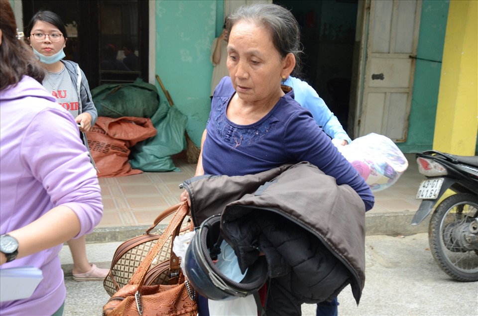 Bà Lê Thị Trinh, người dân phường Hoà Xuân cho biết, vì sự an toàn của gia đình nên  bà nghiêm chỉnh chấp hành yêu cầu của phường. Ảnh: Mai Hương