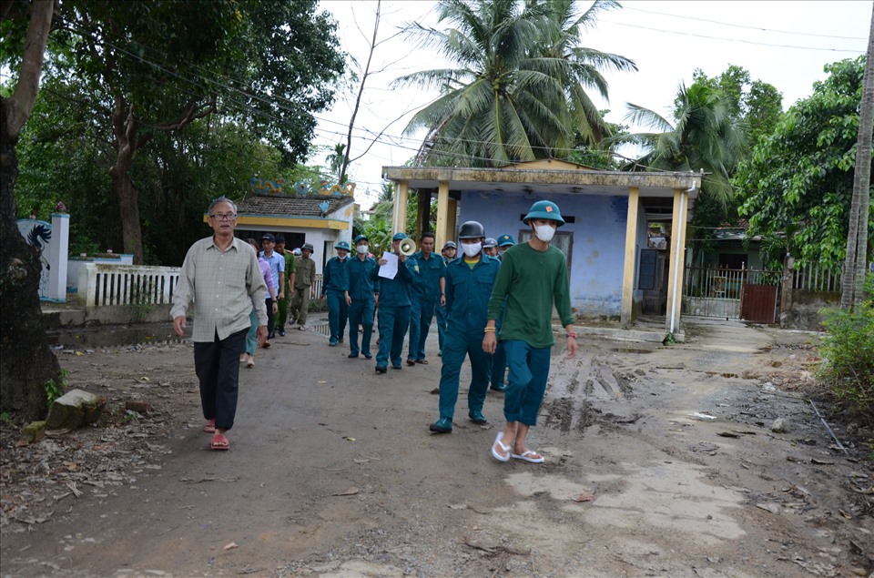 Tại TP Đà Nẵng, theo ghi nhận, ngày 27.10, trời nắng đẹp, tuy nhiên, trước những cảnh báo của cơ quan chức năng người dân địa phương đã chủ động trong ứng phó. Ảnh: Mai Hương