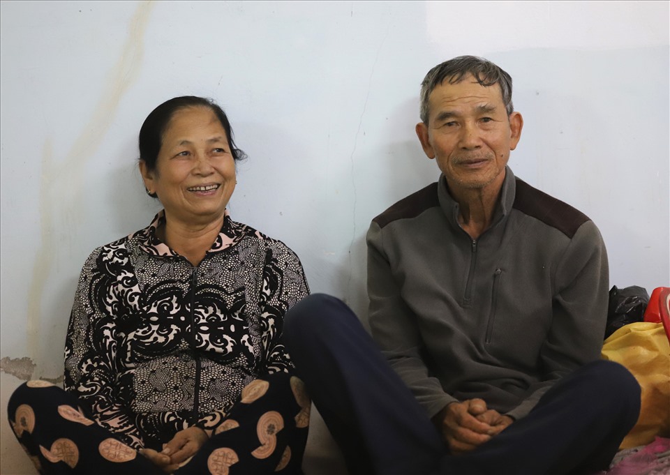 Nụ cười của cặp vợ chồng ở thôn Sơn Trà được di tản đến khu vực trú ẩn thuộc ký túc xá Hòa Phát. Ảnh: Hữu Long
