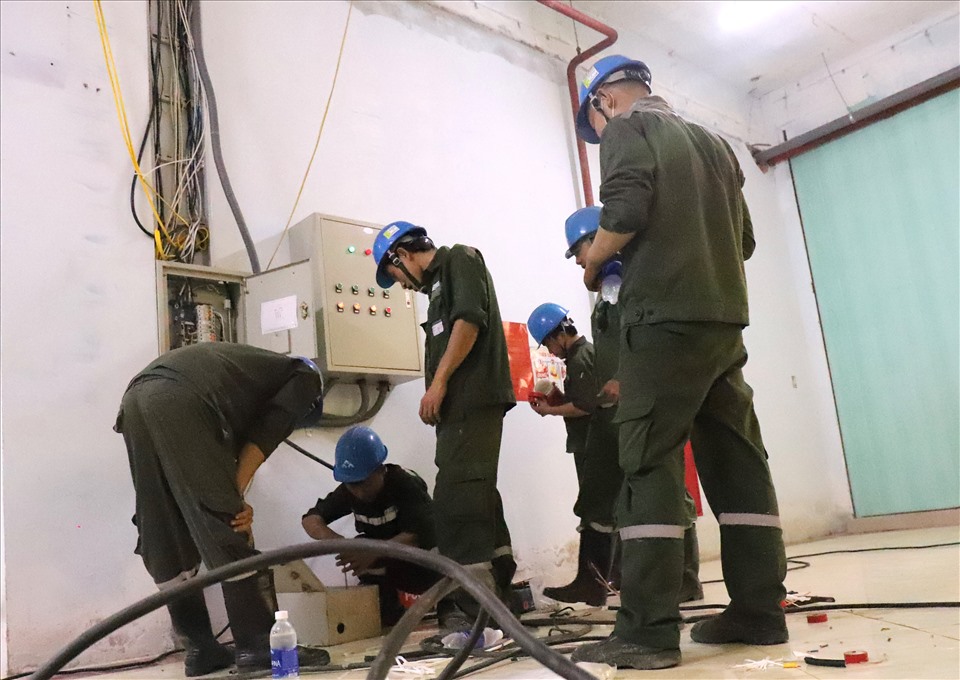 Trong khu vực trú ẩn, các nhân viên kỹ thuật tiến hành lắp đặt hệ thống điện, máy quạt giúp người dân an tâm sinh hoạt. Ảnh: Hữu Long