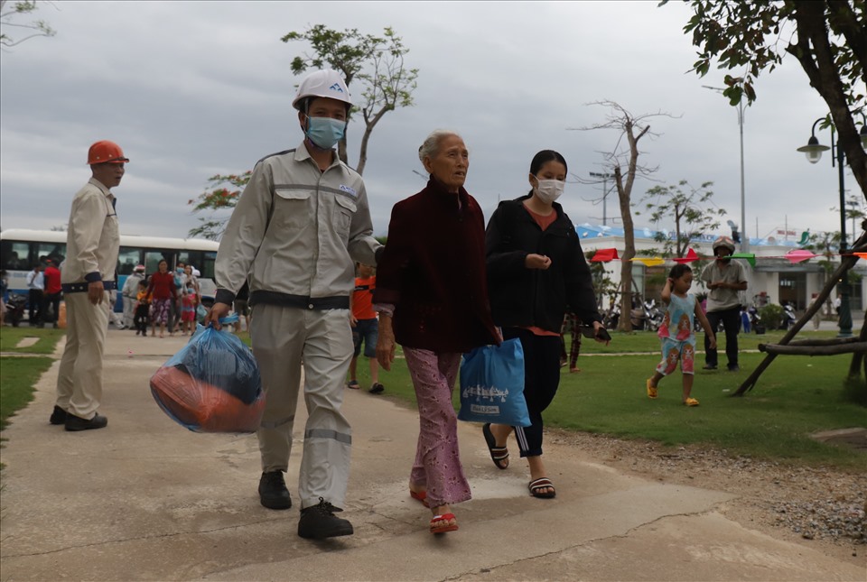 Cùng hỗ trợ phương tiện xe để đưa dân, đại diện Hòa Phát Dung Quất sẽ cung cấp và đảm bảo việc ăn uống cho toàn bộ số người dân đến trú ẩn khi bão vào. Ảnh: Hữu Long