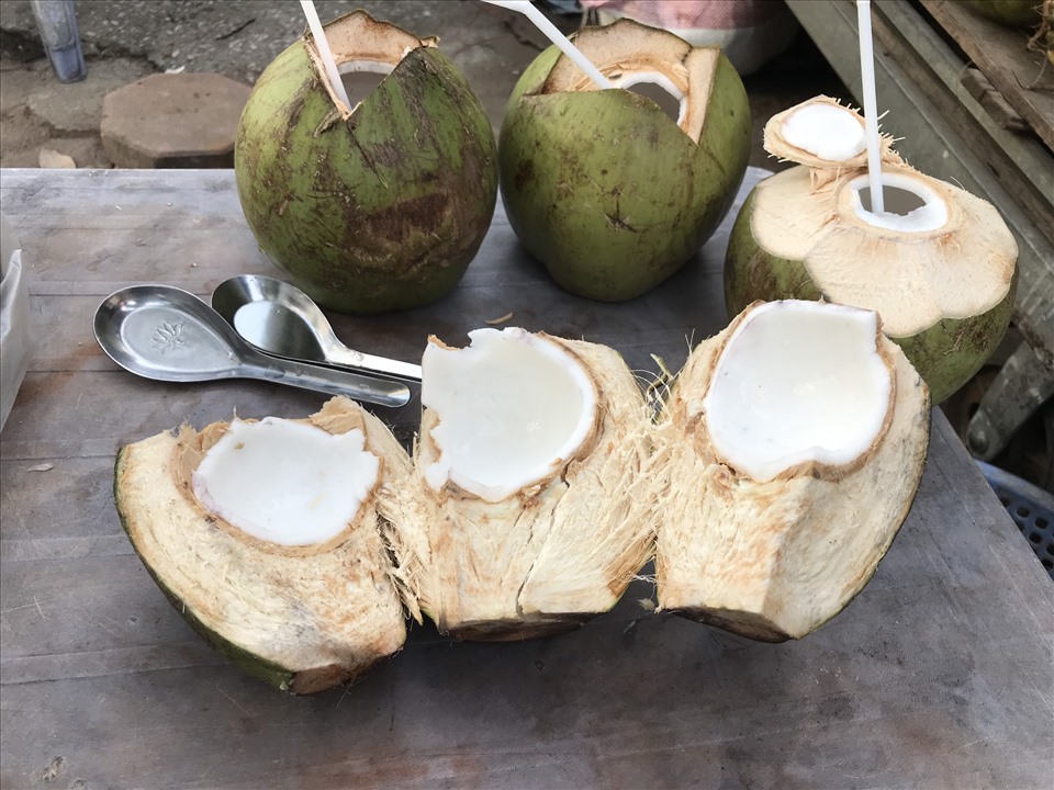 Dừa xiêm 8.000 đồng/quả có lõi khá nhỏ nhưng cùi trắng, thơm và ngọt. Ảnh: Trang Mạc