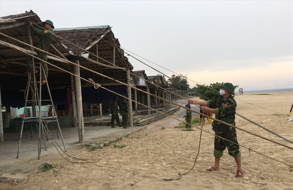 Dãy hàng quán của người dân ở biển Cửa Việt được lực lượng biên phòng hỗ trợ gia cố để tránh bão.