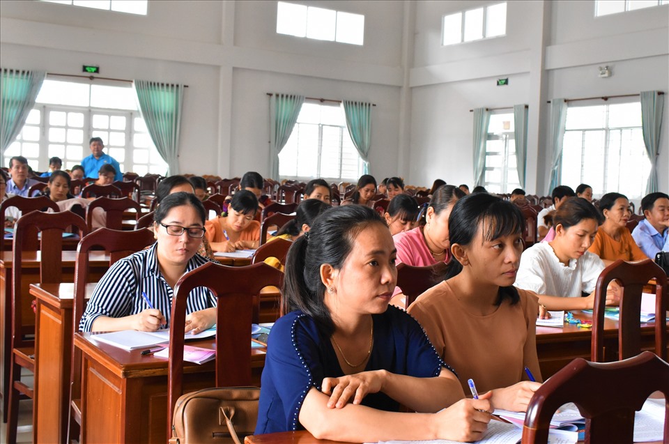 Gần 200 học viên tham gia lớp tập huấn nghiệp vụ do LĐLĐ quận Bình Thủy (TP.Cần Thơ) tổ chức. Ảnh: Thành Nhân