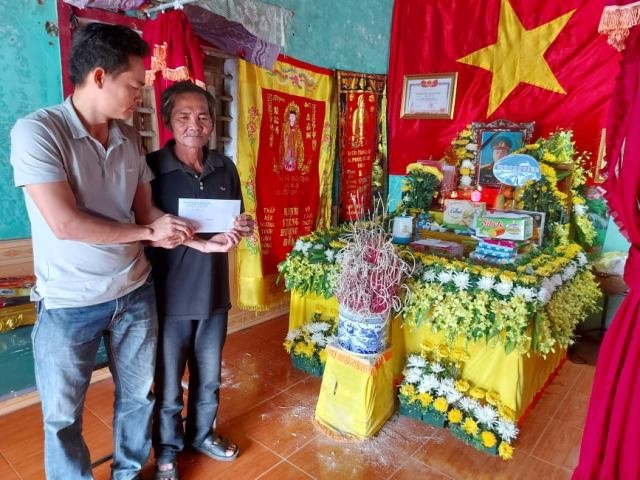 Phóng viên Báo Lao Động trao hỗ trợ gia đình liệt sỹ Ngô Bá Văn. Ảnh: PT.