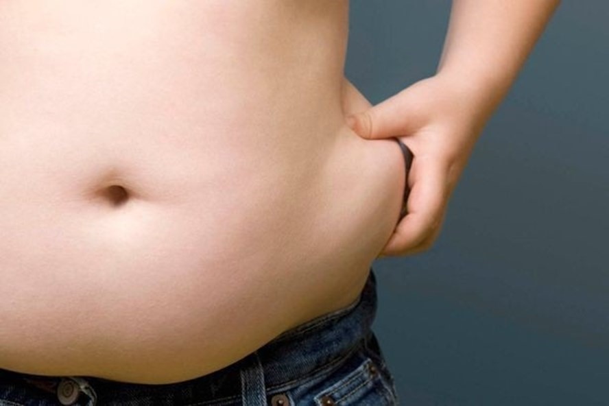 Chế độ ăn uống không hợp lý, lười vận động, làm cho mỡ tích tụ ở phần bụng. Ảnh LĐ