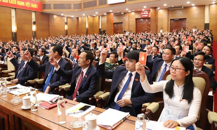 Các đại biểu biểu quyết thông qua danh sách nhân sự để bầu vào BCH Đảng bộ tỉnh khóa XIX, nhiệm kỳ 2020 - 2025. Ảnh: Phuthogov