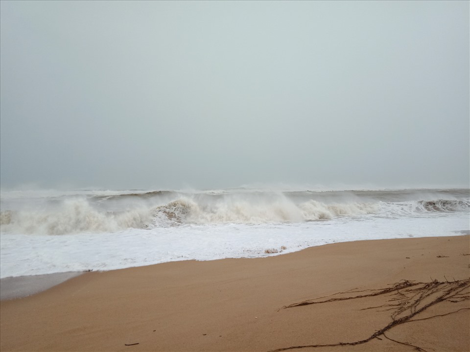 Sóng biển cao từ 2-3m tại vùng biển Tuy Hòa, Phú Yên.