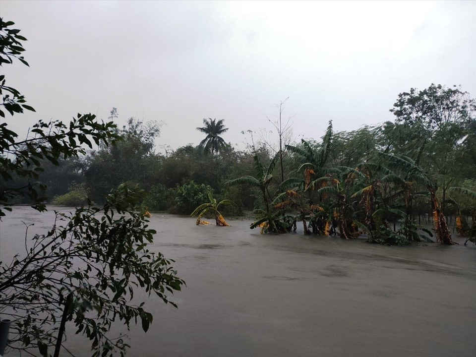 Nhiều khu vực tại huyện Phú Lộc, tỉnh TT-Huế đã bị ngập. Ảnh: QUÁCH DU