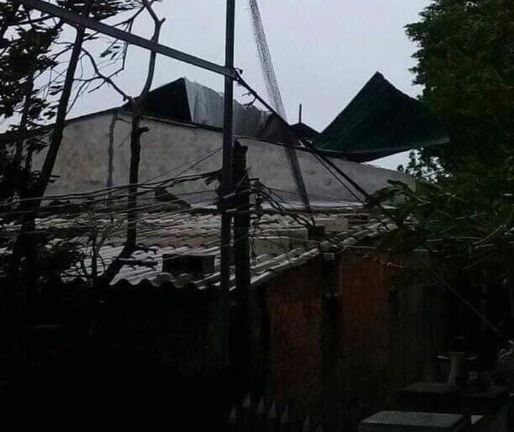 Sáng 28.9, qua điện thoại, ông Lê Văn Châu - Phó Chủ tịch huyện Lý Sơn thông tin, hiện tại trên đảo Lý Sơn đã xuất hiện mưa rất lớn gió giật cấp 12; nhiều nhà dân đã bị tốc mái. Hiện toàn bộ huyện đảo Lý Sơn đã bị mất điện, người dân vẫn đang trú ẩn an toàn.