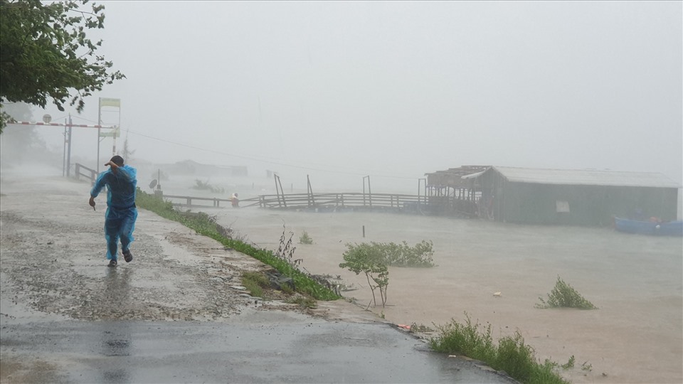 Tại khu vực xã Bình Đông, huyện Bình Sơn, Quảng Ngãi, chính quyền đã di dòi 5.000 dân đến nơi trú bão. Trên biển, nhiều tàu thuyền mặc dù đã được neo đậu nhưng gió lớn có nguy cơ chìm tàu rất cao.