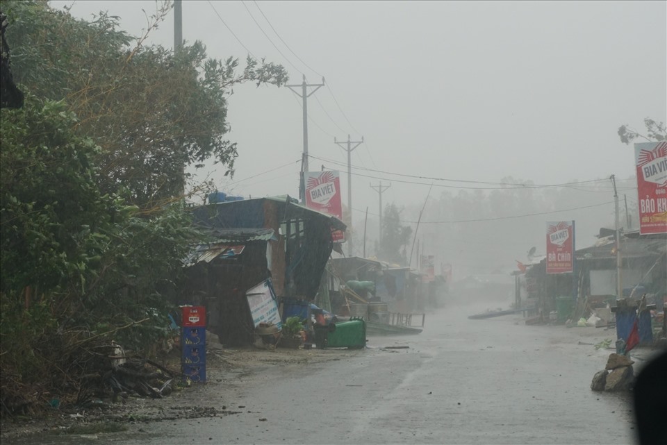 Bão chỉ mới đổ bộ vào xã Bình Đông nhưng đã gây mưa rất lớn, gió lớn gây tốc mái nhiều nhà dân. Cảnh tượng ở xã Bình Đông tan hoang, nhà hư hỏng, người dân nín thở mong điều kỳ diệu trong bão.