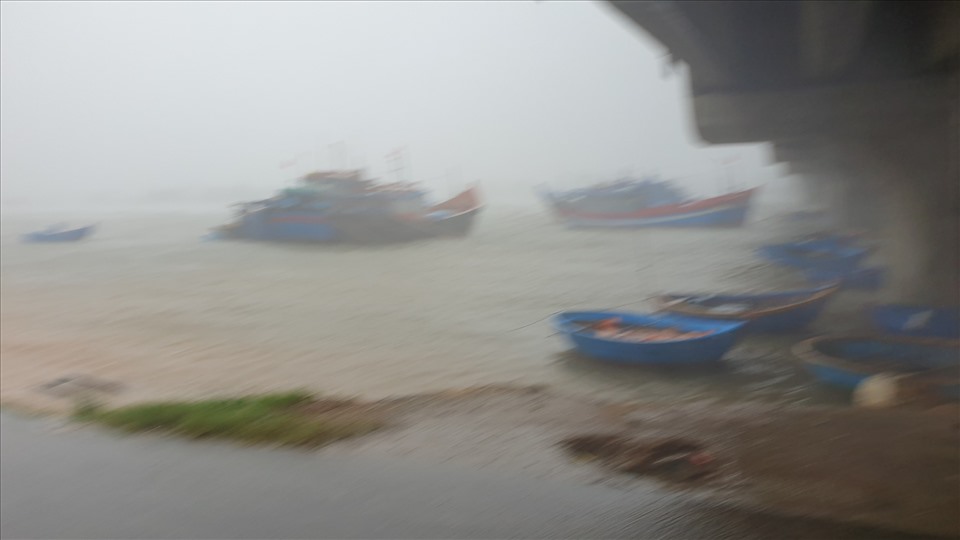 Tại khu vực xã Bình Đông, huyện Bình Sơn, Quảng Ngãi, chính quyền đã di dòi 5.000 dân đến nơi trú bão. Trên biển, nhiều tàu thuyền mặc dù đã được neo đậu nhưng gió lớn có nguy cơ chìm tàu rất cao.