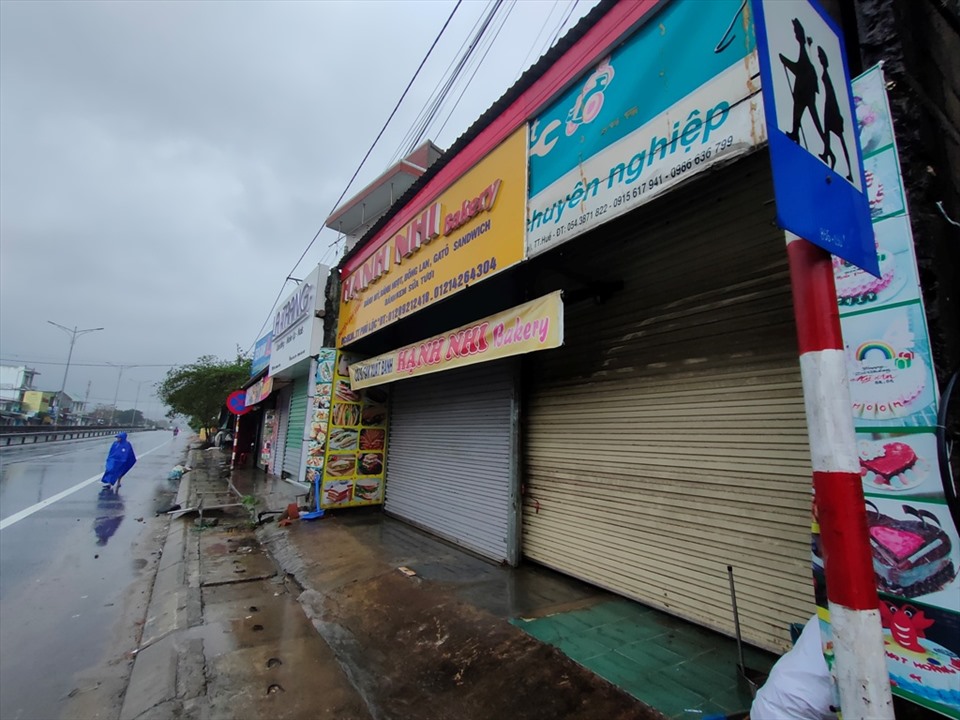 Nhiều nhà dân tại thị trấn Phú Lộc, huyện Phú Lộc (Huế) đã đóng cửa để chống bão. Ảnh: Q.D