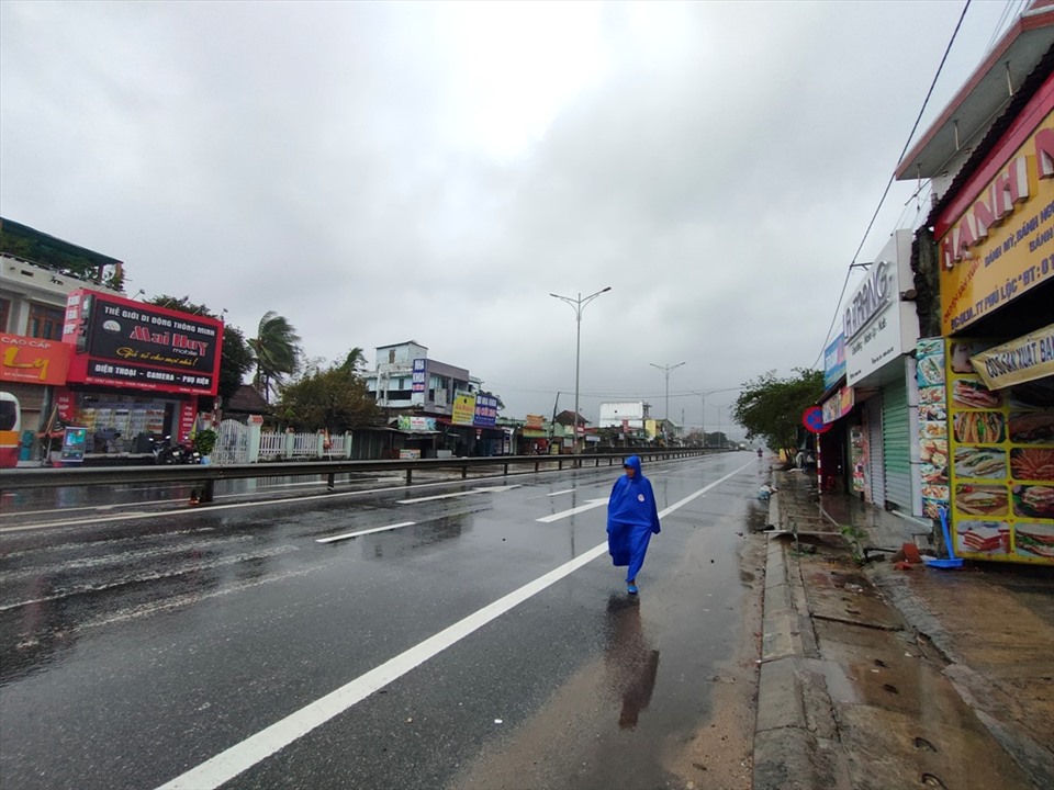 Do trời mưa to, gió lớn cùng với việc cấm đường, nên trên tuyến Quốc lộ 1A (đoạn qua thị trấn Phú Lộc, huyện Phú Lộc) khá vắng xe qua lại. Ảnh: Q.D
