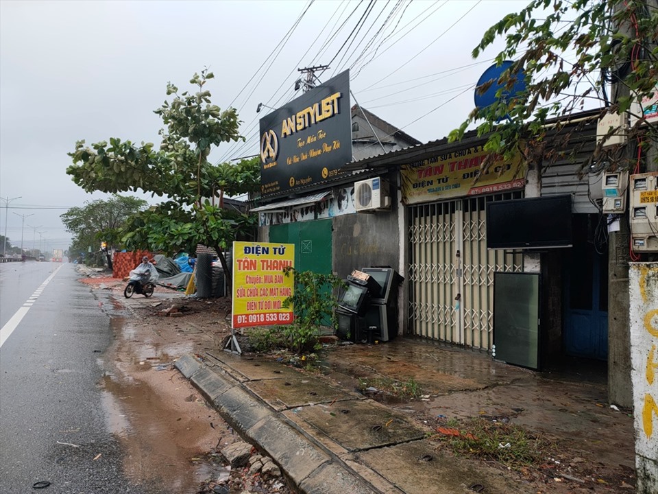 Trước khi bão số 9 đổ bộ vào đất liền, người dân xã Lộc Trì, huyện Phú Lộc đã chủ động đóng cửa các hàng quán trong sáng 28.10. Ảnh: Q.D