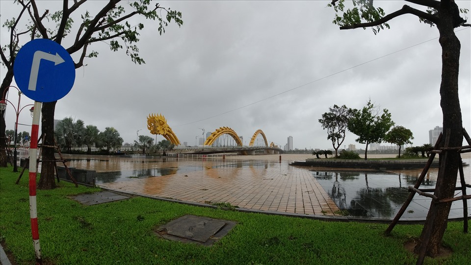 Theo ghi nhận, đường phố Đà Nẵng không một bóng người khi cơn bão số 9 đổ bộ. Ảnh: Mai Hương