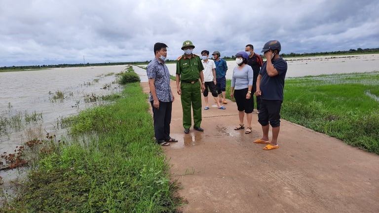 Chính quyền tỉnh Đắk Lắk đi kiểm tra tình hình mưa bão, tính phương án di dời dân đến nơi an toàn. Ảnh T.X