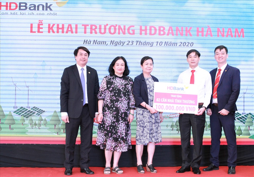 Tại lễ khai trương, HDBank đã trao tặng 2 căn nhà tình thương cho bà con nghèo tại địa phương.