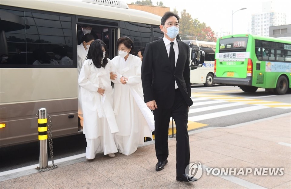 Các thành viên trong gia đình cố Chủ tịch Tập đoàn Samsung Lee Kun-hee, trong đó có Phó Chủ tịch Samsung Electronics Lee Jae-yong (mặc áo đen), đi vào Trung tâm Y tế Samsung ở Seoul, nơi tổ chức tang lễ cho ông Lee Kun-hee . Ảnh: Yonhap.