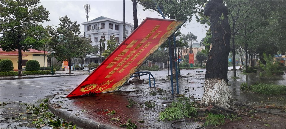 Mưa bão gây tốc mái, hư hỏng nhiều nhà dân ở TP. Quảng Ngãi.