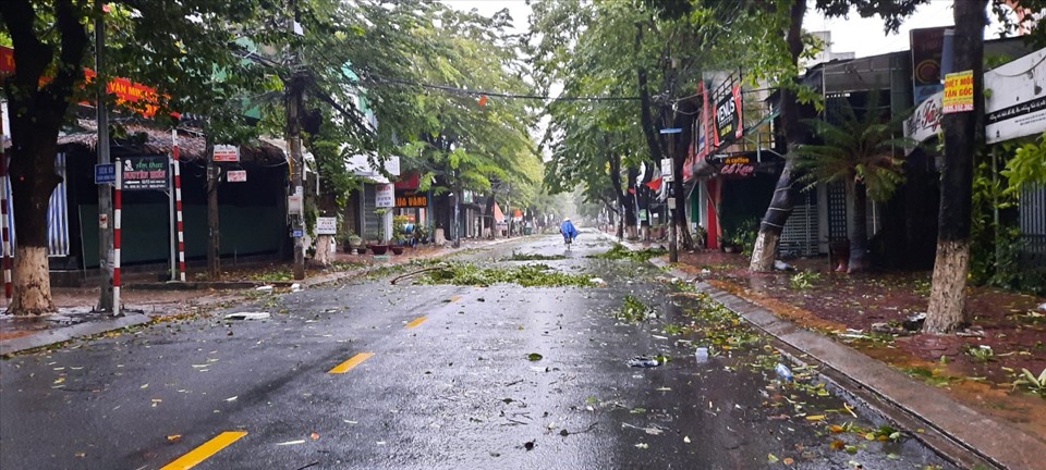 Mưa bão gây tốc mái, hư hỏng nhiều nhà dân ở TP. Quảng Ngãi.