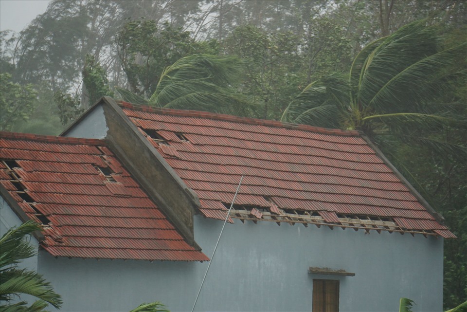 Nhiều nhà dân ở xã Bình Đông đã bị tốc mái do khi những trận cuồng phong quét qua.