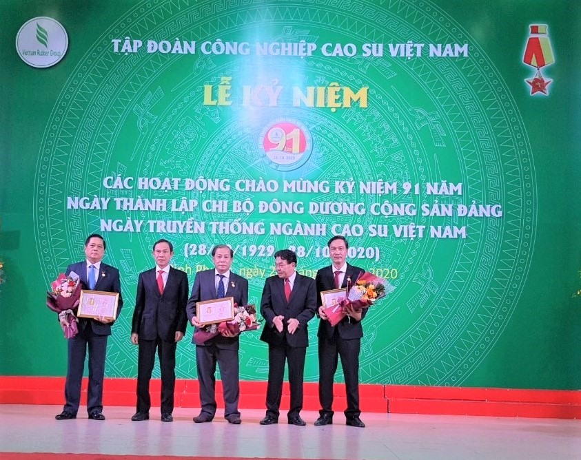 Ông Trần Ngọc Thuận (thứ hai từ trái qua), Chủ tịch HĐQT VRG và ông Phan Mạnh Hùng (thứ hai từ phải qua), Chủ tịch Công đoàn Caosu Việt Nam, trao Bằng Lao động sáng tạo của Tổng LĐLĐ Việt Nam cho các cá nhân trong VRG. Ảnh Nam Dương