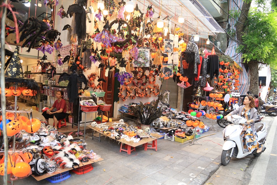 Dọc tuyến phố Hàng Mã, các mặt hàng phục vụ lễ hội Halloween, được bày bán đa dạng từ trang phục hay các phụ kiện trang trí đậm màu sắc kinh dị.