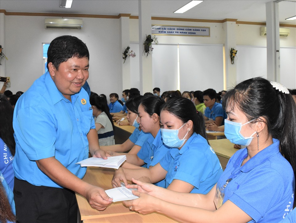 LĐLĐ quận Bình Thủy trao 577 suất quà cho người lao động bị ảnh hưởng dịch COVID-19. Ảnh: Thành Nhân