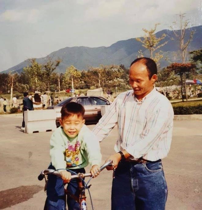 Hai bố con HLV Park Hang-seo. Ảnh: FBNV
