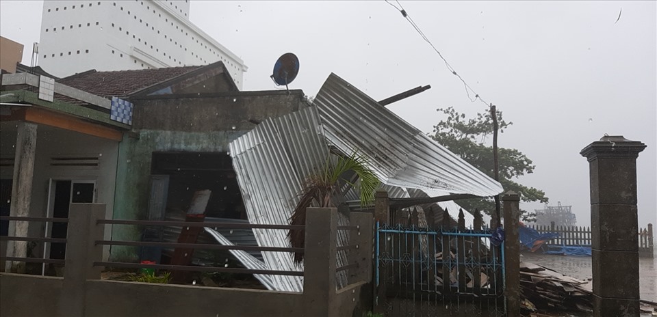 Nhiều ngôi nhà ở huyện Núi Thành cũng bị thổi tốc mái.