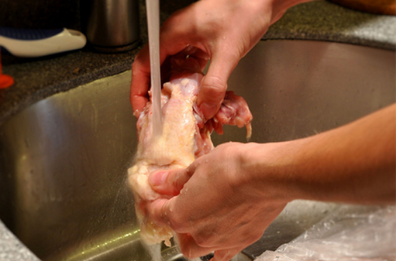 Thao tác rửa thịt không đúng cách rất  dễ lây nhiễm vi khuẩn sang thực phẩm khác. Ảnh nguồn: Pixabay.